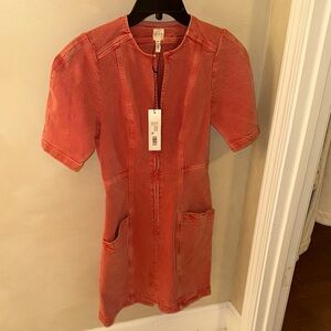 LA VIE NWT  Coral Short Sleeve Dress